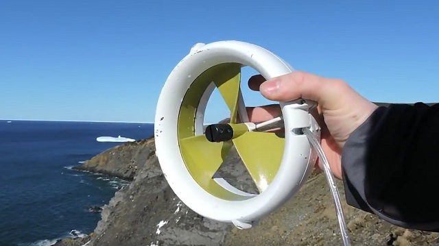 Prenosná turbína Waterlily dokáže nabíjať USB zariadenia z vetra aj vody