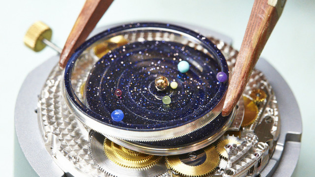 Detailný pohľad do hodiniek Complacation Planetarium Midnight Poetique