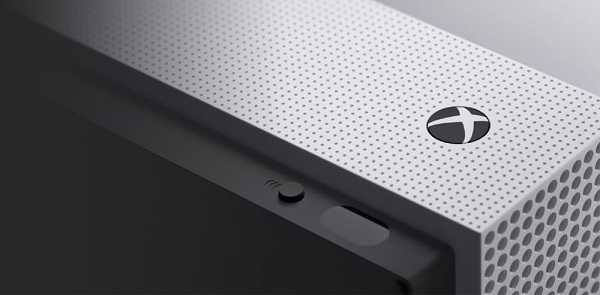Vývojárom z Microsoftu sa do Xbox One S podarilo vtesnať rovnaký výkon, no telo sa zmenšilo až o 40 percent oproti aktuálnemu Xbox One