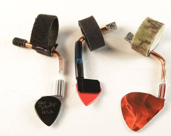 Držiak pre gitarové brnkátko Pick Slinger je kompatibilný s bežnými brnkátkami z obchodov