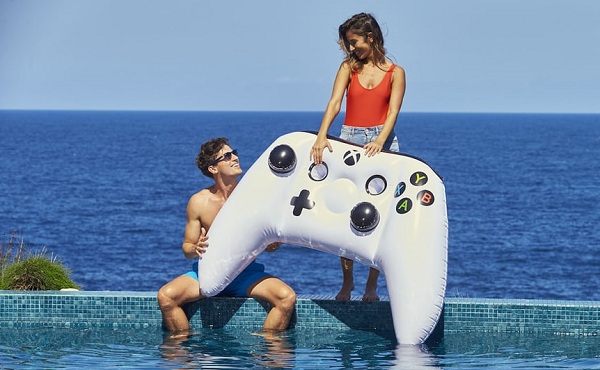 Nafukovačku v tvare herného ovládača Xbox One S Controller je pohodlná a nechýba jej ani úložný priestor pre nápoje