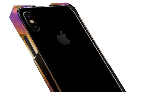 Titánový ochranný kryt Advent Aurora pre Apple iPhone X je drahší ako samotný smartfón.