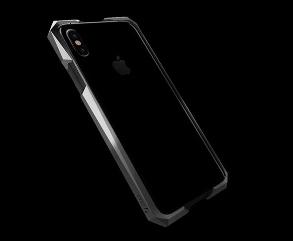 Najlacnejšia verzia krytu s názvom Advent Titanium stojí už výrazne menej ako iPhone X, cena 645 dolárov sa však stále pohybuje v rovine luxusného doplnku.