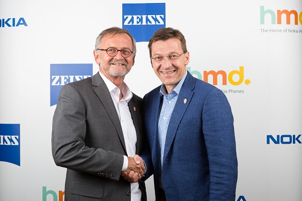 Pekka Rantala, CMO, HMD Global a Winfried Scherle, EVP a Head of Consumer Optics, ZEISS