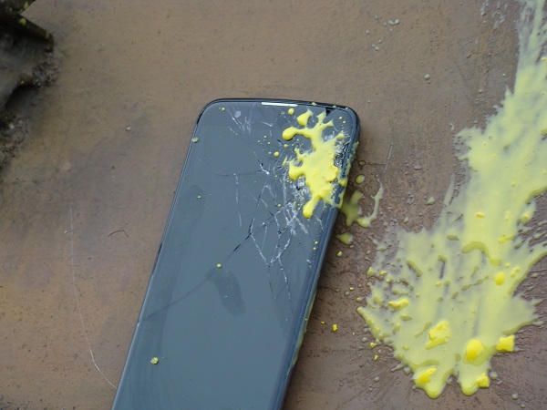 Displej smartfónu LG K10 nevydržal už po prvom zásahu z paintballovej pištole.