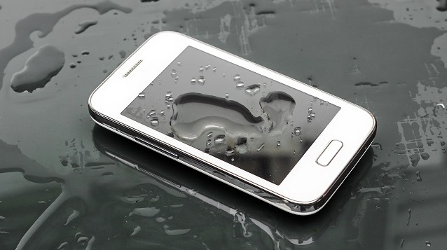 Ak vám spadne mobilný telefón do vody, je najrozumnejšie vyhľadať profesionálny servis