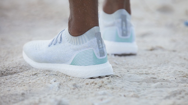 Adidas sa rozhodol ponúknuť verejnosti tenisky vyrobené z plastových odpadov získaných z oceánov
