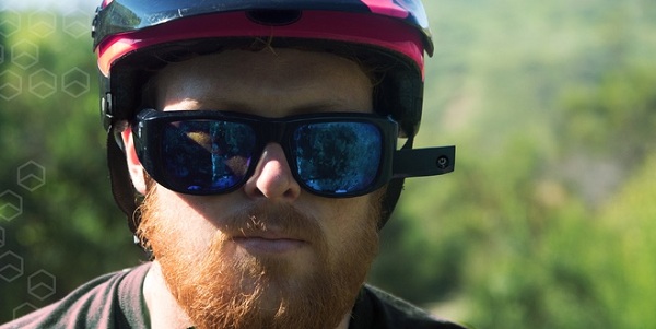 Slnečné okuliare FaceShot majú v sebe zabudovanú vysúvateľnú kameru