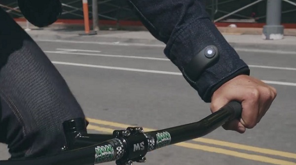 Bunda Levi’s Commuter Trucker Jacket má v manžete rukávu vložené odnímateľné zariadenie, ktoré sníma gestá používateľa a transformuje ich do príkazov pre prepojený smartfón
