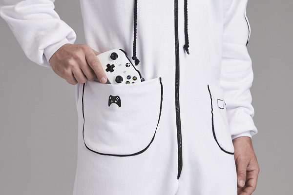 Mikina s kapucňou Xbox Onesie od spoločnosti Microsoft je prispôsobená pre náruživých hráčov
