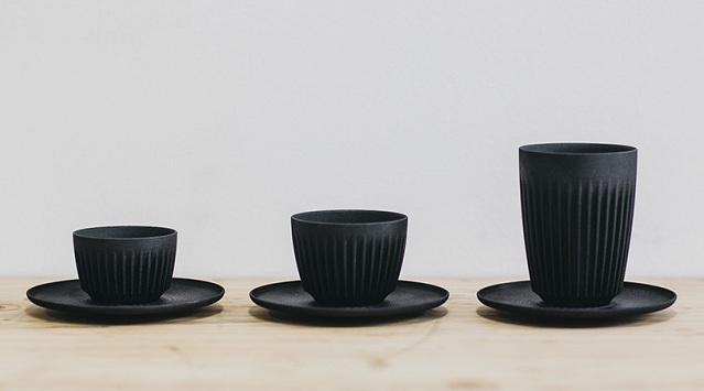 Šálky a poháre na kávu Huskee budú dodávané v troch veľkostiach spolu s univerálnymi táckami.