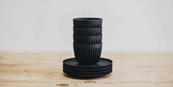 Šálky a poháre Huskee sú opätovne použiteľné a dokážu dlhšie udržať kávu teplú. ako bežná keramika.
