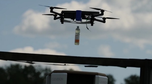 Spoločnosť Cleveron spustila dočanú donáškovú službu nápojov na pláži pri estónskom jazere prostredníctvom lietajúceho dronu.