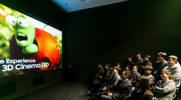Spoločnosť Samsung predstavila obriu kino obrazovku 3D Cinema LED pre sledovanie 3D filmov v kinách.
