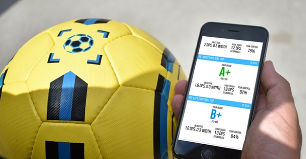 Aplikácia poskytuje spätnú väzbu po každom tréningu, sleduje výkon a ohodnotí zručnosť používateľa s futbalovou loptou DribbleUP.