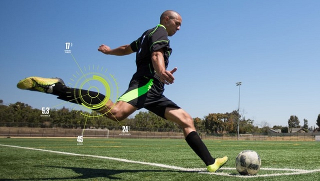 Senzor Zepp Play Soccer sa nosí v puzdre na dominantnej nohe futbalistu