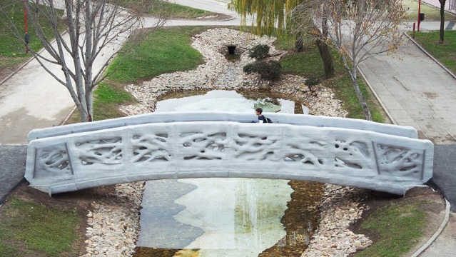 3D tlačený most je vyrobený z taveného betónového prášku s vystužením z termoplastického polypropylénu