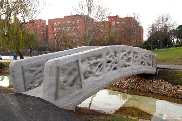 V španielskom Madride osadili prvý 3D tlačený most na svete pre peších