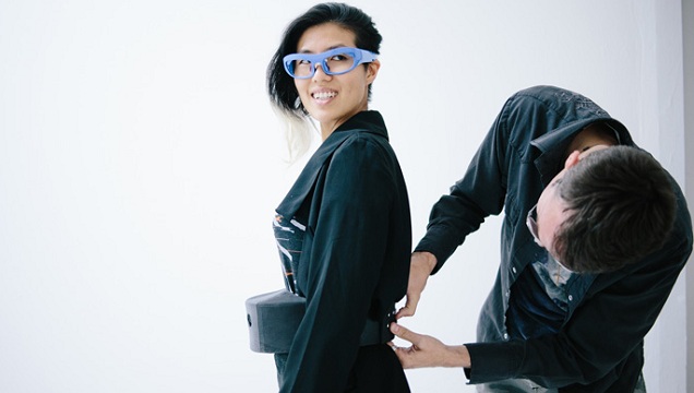 Spoločnosť Intel v spolupráci s módnym návrhárom Husseinom Chalayanom predstavili zaujímavé nositeľné zariadenia vo forme módnych okuliarov pre meranie stresu nositeľa a opasku s projektorom