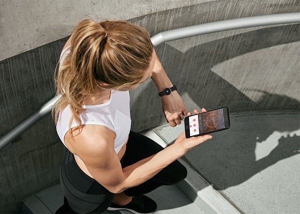 Používateľ fitness náramku Misfit Flare si svoj výkon môže prezrieť v sprievodnej mobilnej aplikácii