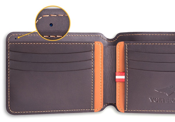 Okrem sledovania cez GPS patrí medzi bezpečnostné prvky peňaženky Volterman aj zabudovaný fotoaparát, ktorý po jej otvorení odfotí prípadného zlodeja.