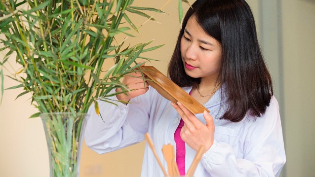 Janet Yin, vedúca materiálového inžinierstva v Nanjing Research & Engineering Centre spoločnosti Ford, s bambusovou automobilovou časťou
