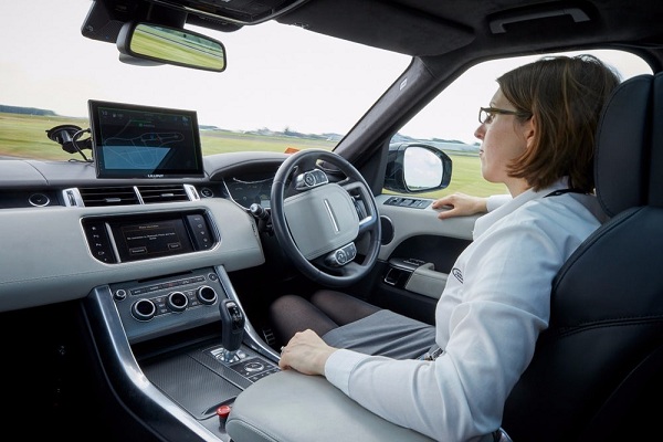 Automobilka Jaguar Land Rover vybavila svoje skúšobné vozidlo Range Rover Sport novou technológiou Autonomous Urban Drive.