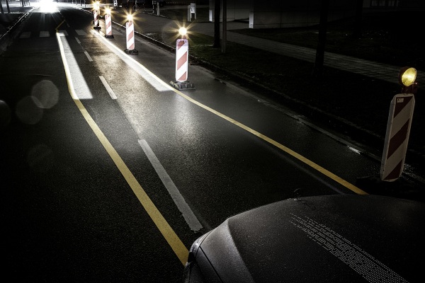 Mercedes-Benz predstavil koncept svetlometov Digital Lights, ktoré pred vozidlo premietajú rôzne dopravné značenie či značky