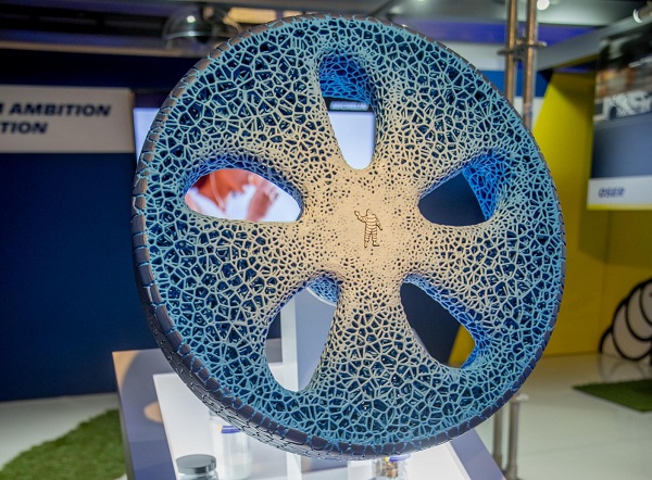 Koncpet Michelin Vision spája pneumtaiku a koleso do jedného celku, ktorý môže využiť senzory pre sledovanie stavu dezénu v reálnom čase.