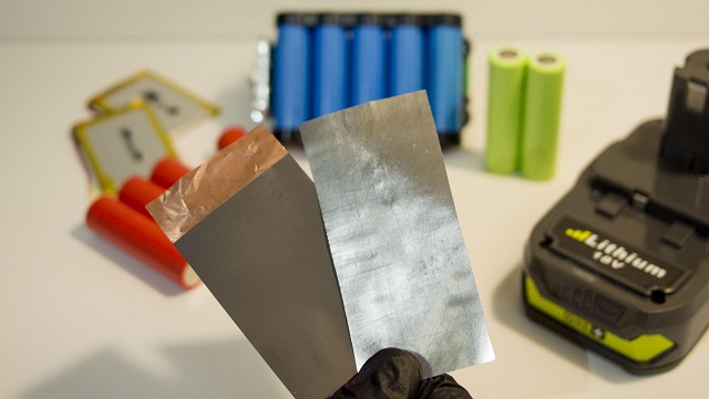 Vedci vyvinuli novú anódu z cínu a hliníka (vpravo). Materiál vykazuje dvojnásobnú kapacitu pre ukladanie energie v batérii, ako pri typickej anóde z grafitu a medi (vľavo).