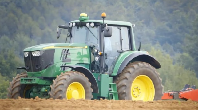 Spoločnosť John Deere predstavila koncept plne elektrického traktora SESAM