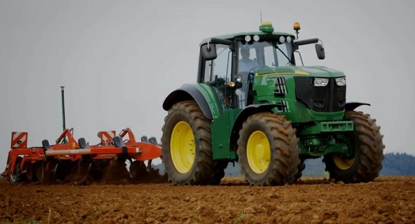 Elektrický traktor SESAM je vybavený veľkou batériou a dvomi elektromotormi s výkonom až 130 kilowattov