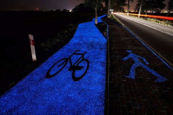 Výskumníci z centra TPA Gesellschaft für Qualitätssicherung und Innovation vyvinuli fosforeskujúci materiál pre cyklistické a pešie chodníky