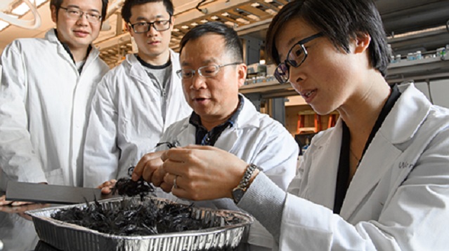 Prof. Jinwen Zhang (v strede) so svojím tímom výskumníkov recyklácie uhlíkových vlákien