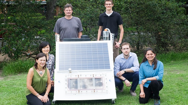 Výskumníci z univerzity Rice so zväčšenou verziou ich solárneho membránového destilačného systému.