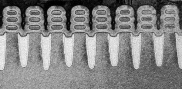 Sken 5 nm tranzistorov vyrobených z nanášaných vrstiev kremíka.