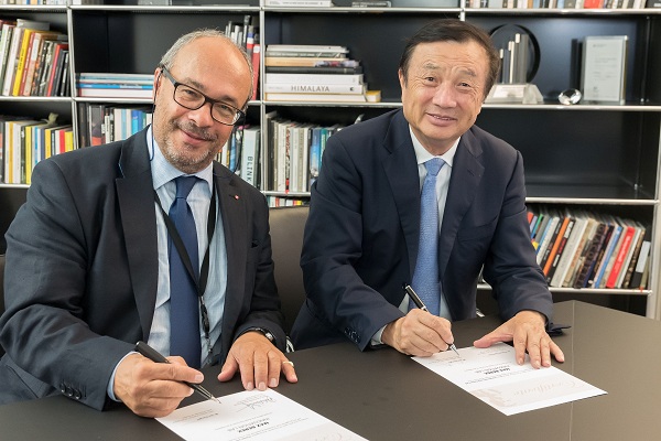 Dr. Andreas Kaufmann (vľavo) a Ren Zhengfei (vpravo) pri podpise zmluvy