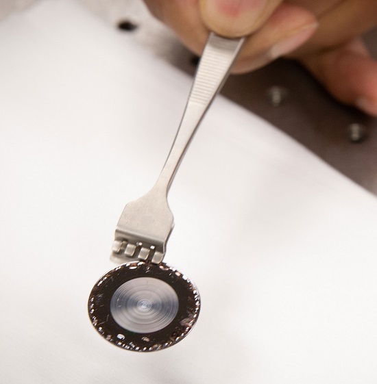 Vedci z Utahskej univerzity vytvorili prototyp ultra tenkej plochej optickej šošovky. 