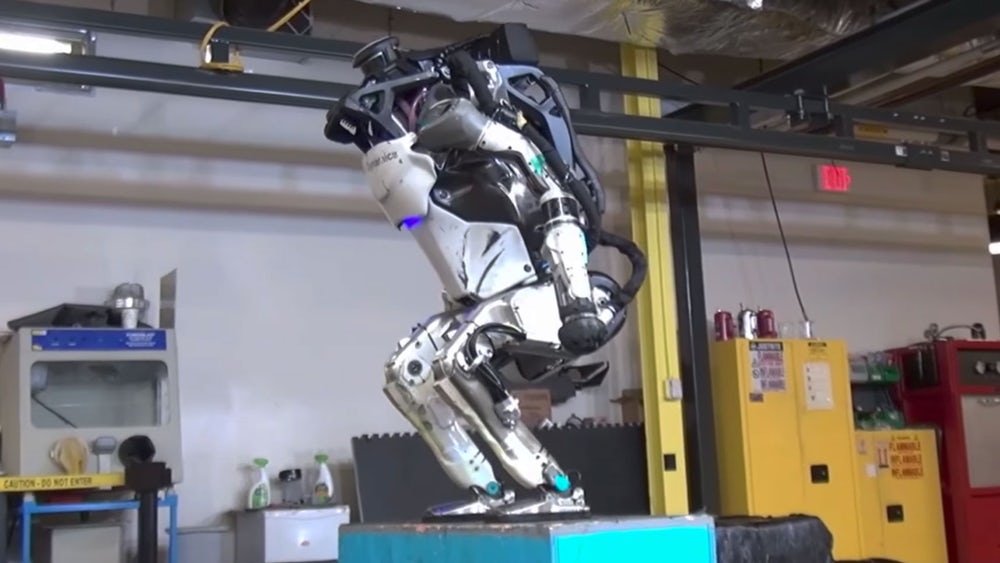 Humanoidný robot Atlas od spoločnosti Boston Dynamics sa pripravuje na svoj najväčší akrobatický kúsok.