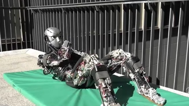 Robot Kengoro sa v rámci demonštrácie okamžite pustil do práce a predviedol niekoľko ľudských pohybov, ktoré sa podobali ťažkému fyzickému tréningu, vrátane takých cvikov, ako sú kliky či ľah-sedy.