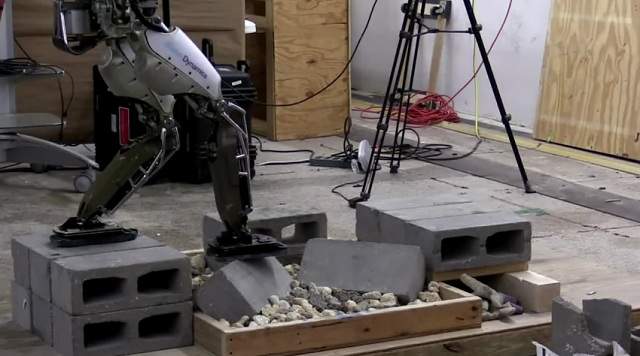Robot Atlas si vďaka novému algrotimu dokázal poradiť s prechodom po komplikovanom teréne