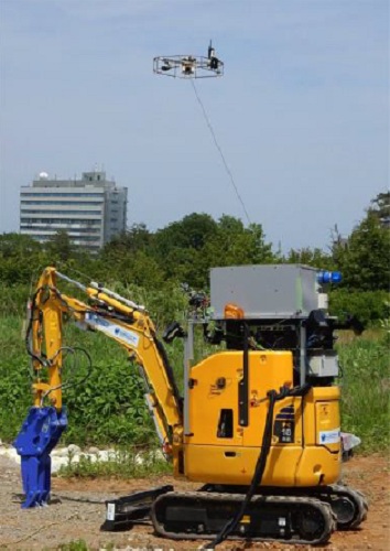 Robotický stroj je prepojený s pomocným dronom, ktorý sleduje okolie trosiek