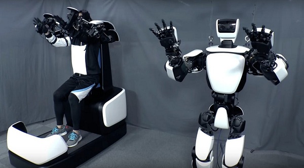 Spoločnosť Toyota predstavila humanoidného robota T-HR3, ktorý v reálnom čase na diaľku kopíruje pohyby operátora z ovládacej plošiny.