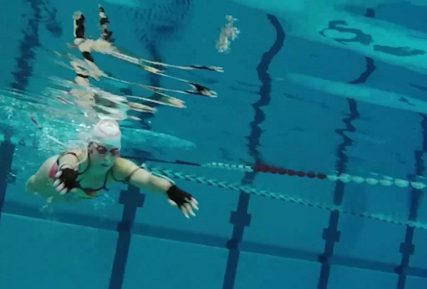 Technológia Swimming Sonification vo forme rukavíc poskytuje plavcom spätnú väzbu o prietoku vody pre zefektívnenie ich plaveckej techniky
