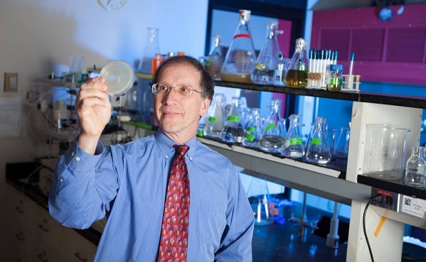 Profesor Michael Hecht, vedúci výskumného tímu, ktorý vyvinul umelý enzým Syn-F4.