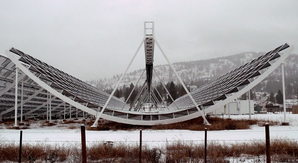 Kanadský rádiový teleskop CHIME sa skladá zo štyroch kovových žľabov s dĺžkou 100 metrov, ktoré pokryjú plochu piatich hokejových štadiónov NHL. 