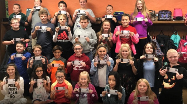 Deti zo základnej školy Clinton Prairie vo Frankforte v štáte Indiana ukazujú certifikáty v podobe palubných vstupeniek, ktoré potvrdzujú umiestnenie ich mien na mikročip v sonde InSight.