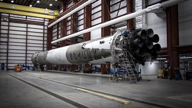 Obnovená raketa Falcon9 zatiaľ oddychuje v hangári spoločnosti SpaceX.