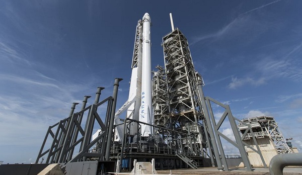 NASa sa rozhodla použiť zrekonštuovanú raketu Falcon9 od spoločnosti SpaceX, ktorá prvýkrát vyletela k Medzinárodnej vesmírnej stanici ISS v júni tohto roku.