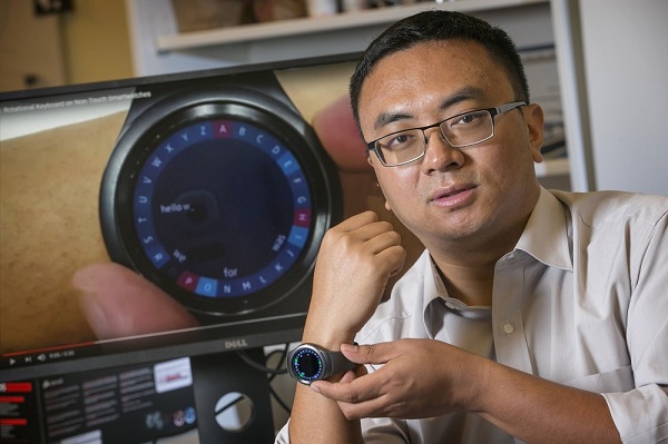 Odborný asistent Xiojun Bi stojí za vývojom systému Compass pre zadávanie textu v inteligentných hodinkách.